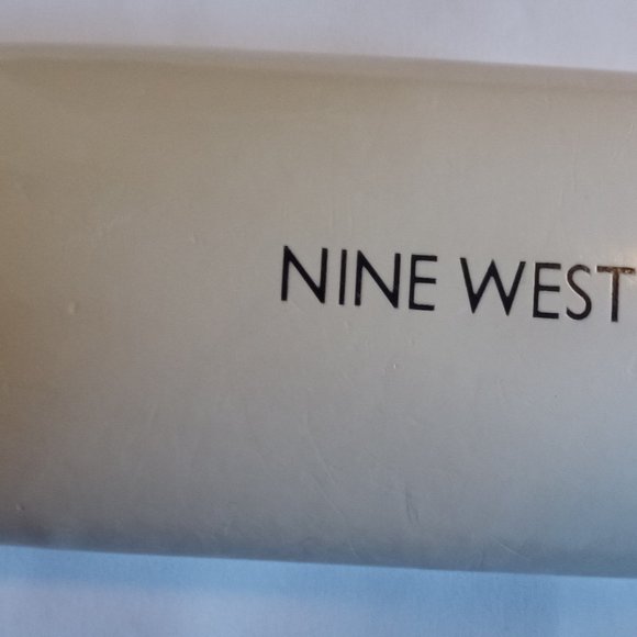 Authentic Nine West Eyeglasses Sunglasses Hard ClamShell White Black Felt Lining - Picture 3 of 6